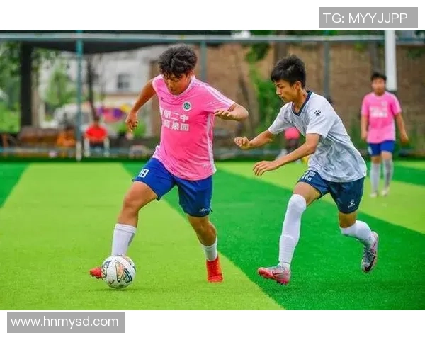 潮流兄弟与足球明星的完美结合展现青春活力与运动激情